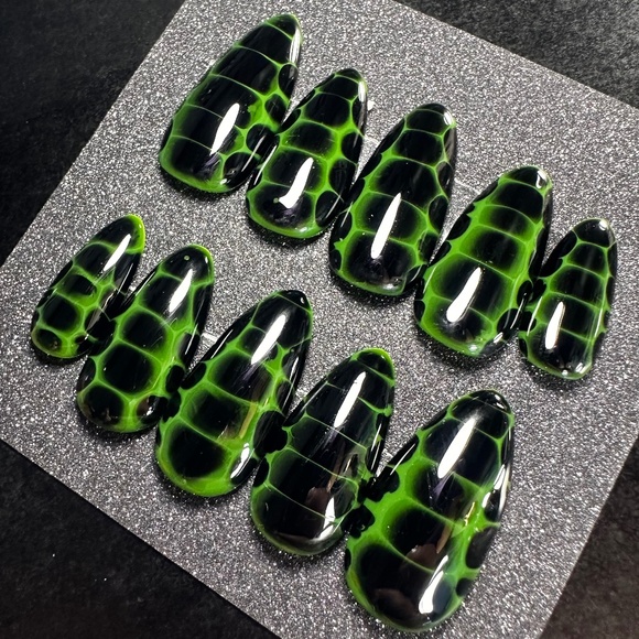 medium almond green and black crocodile handmade press on nails - Picture 2 of 5